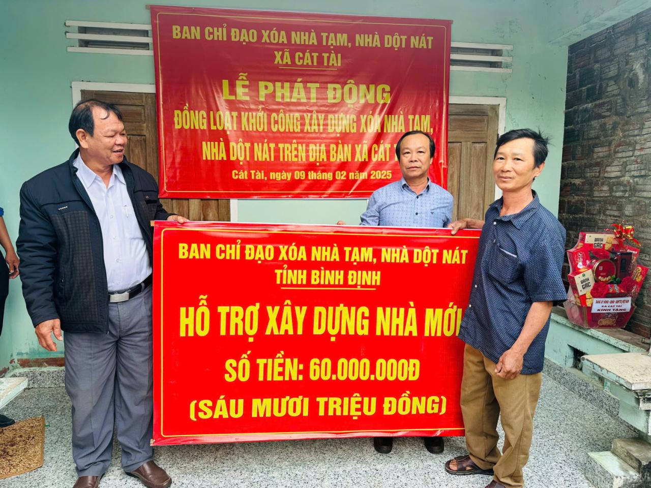 Cát Tài khởi công xóa nhà tạm, nhà dột nát trên địa bàn xã. Cát Tài khởi công xóa nhà tạm, nhà dột nát trên địa bàn xã.