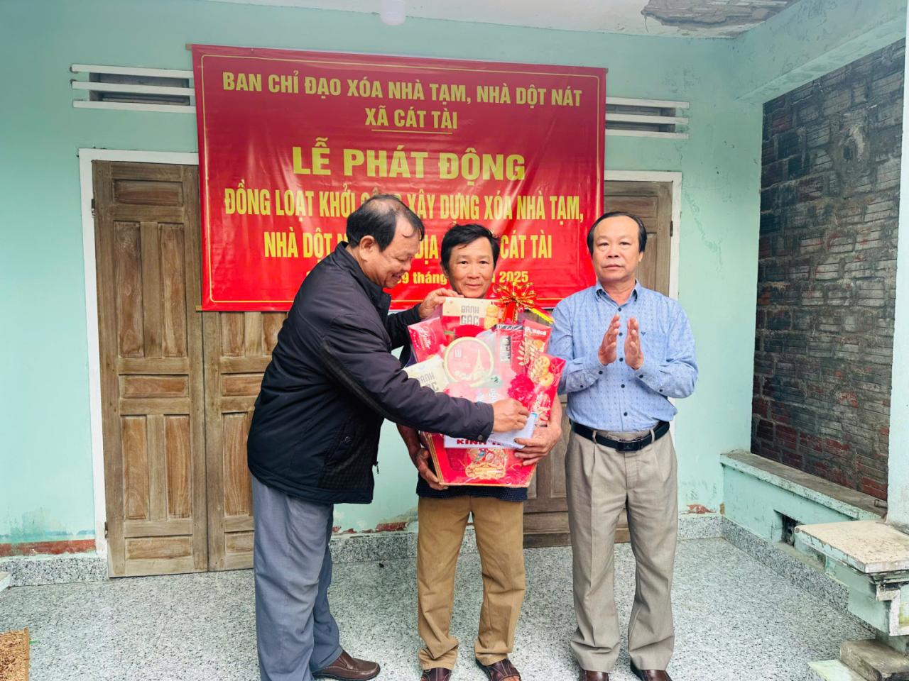 Cát Tài khởi công xóa nhà tạm, nhà dột nát trên địa bàn xã. Cát Tài khởi công xóa nhà tạm, nhà dột nát trên địa bàn xã.