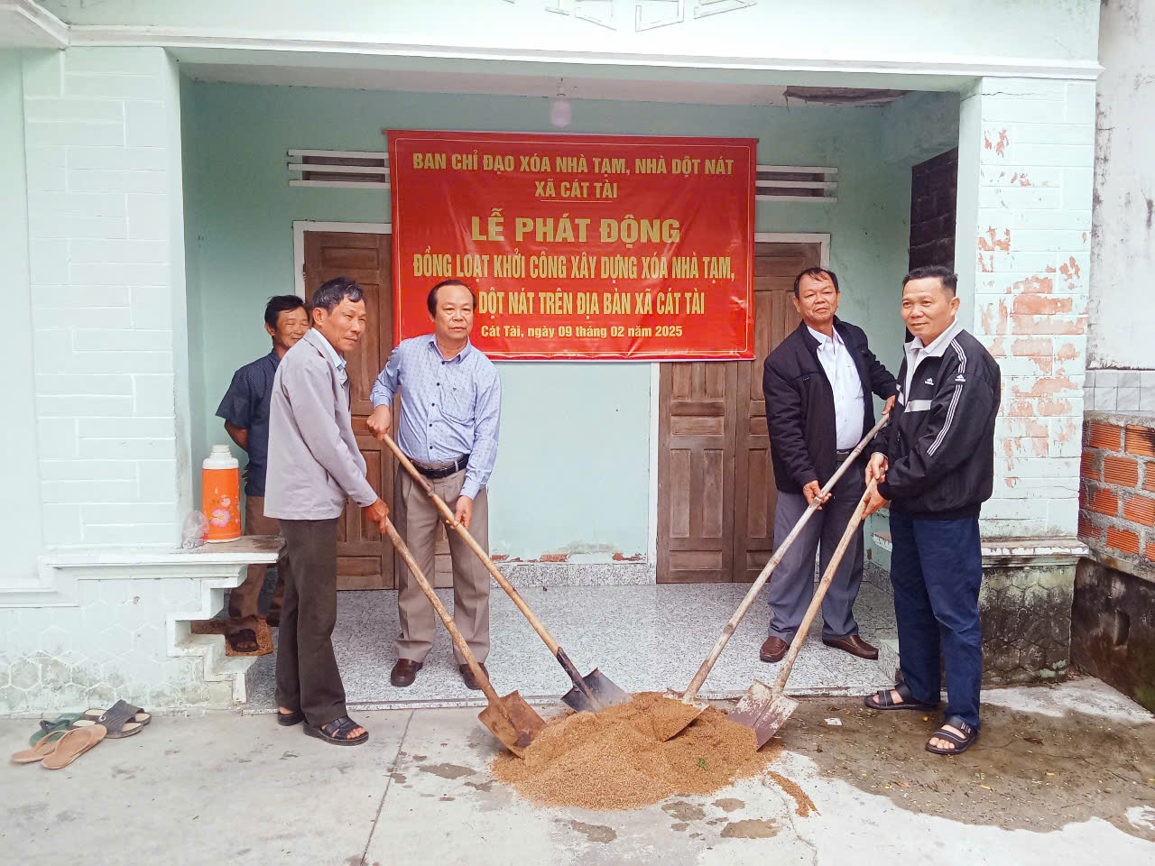 Cát Tài khởi công xóa nhà tạm, nhà dột nát trên địa bàn xã. Cát Tài khởi công xóa nhà tạm, nhà dột nát trên địa bàn xã.