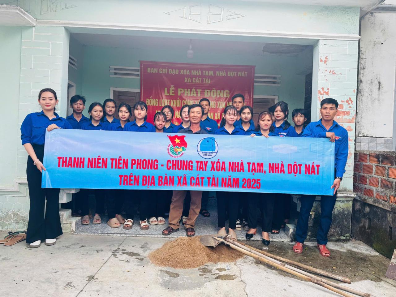 Cát Tài khởi công xóa nhà tạm, nhà dột nát trên địa bàn xã. Cát Tài khởi công xóa nhà tạm, nhà dột nát trên địa bàn xã.