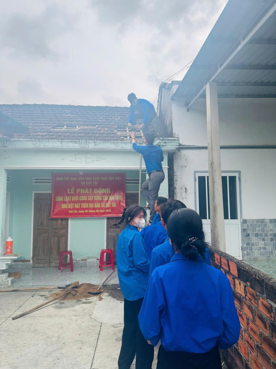 Cát Tài khởi công xóa nhà tạm, nhà dột nát trên địa bàn xã. Cát Tài khởi công xóa nhà tạm, nhà dột nát trên địa bàn xã.