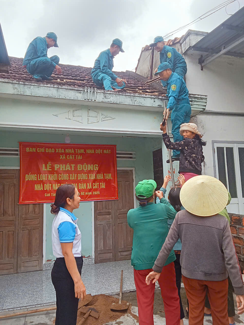 Cát Tài khởi công xóa nhà tạm, nhà dột nát trên địa bàn xã. Cát Tài khởi công xóa nhà tạm, nhà dột nát trên địa bàn xã.